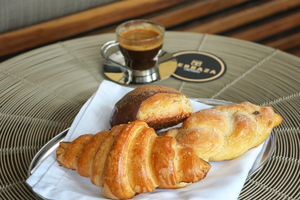 Suites Contempo Мехико Экстерьер фото Croissant and chocolate bun