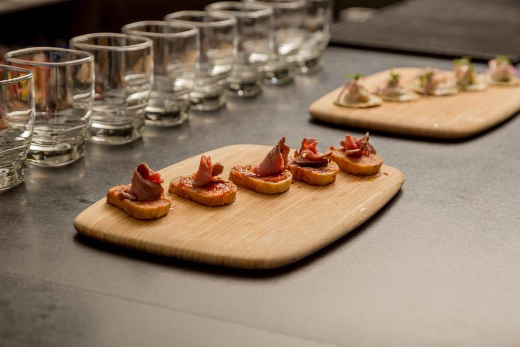 Suites Contempo Мехико Экстерьер фото A cutting board with food