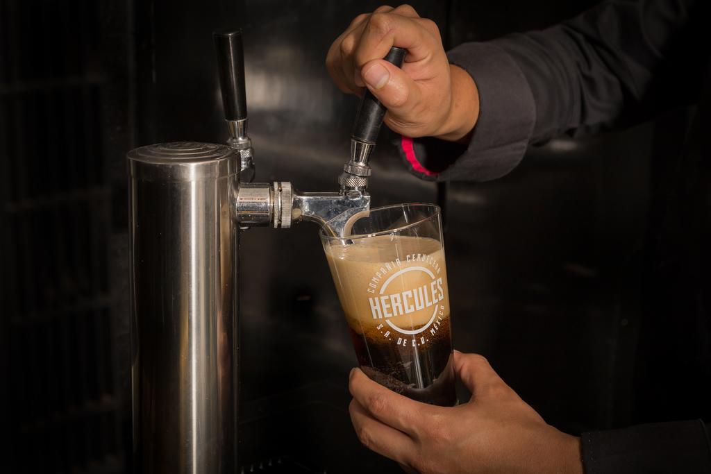 Suites Contempo Мехико Экстерьер фото A beer tap in use