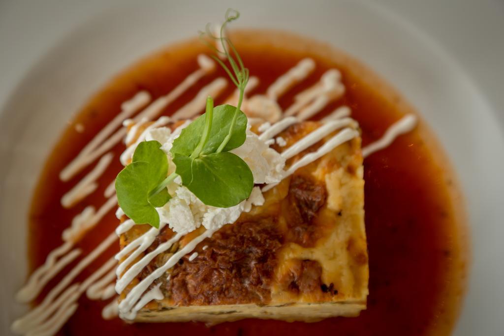 Suites Contempo Мехико Экстерьер фото A piece of quiche with a garnish