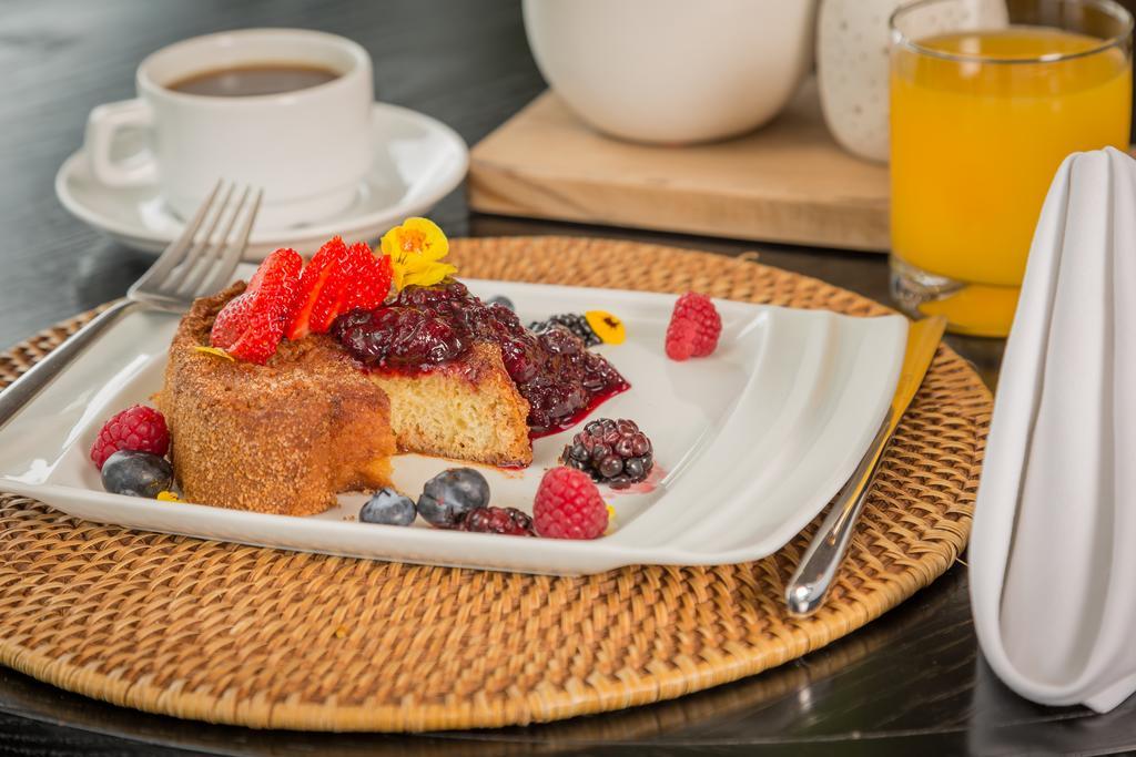 Suites Contempo Мехико Экстерьер фото A breakfast of fruit and orange juice