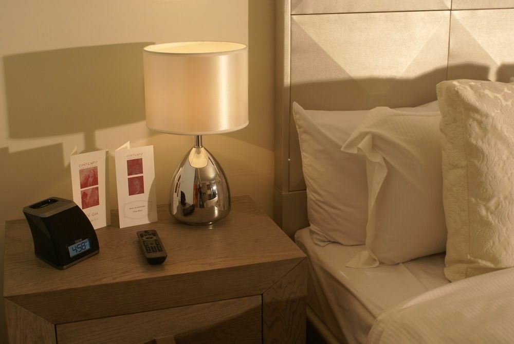 Suites Contempo Мехико Экстерьер фото A bedside table